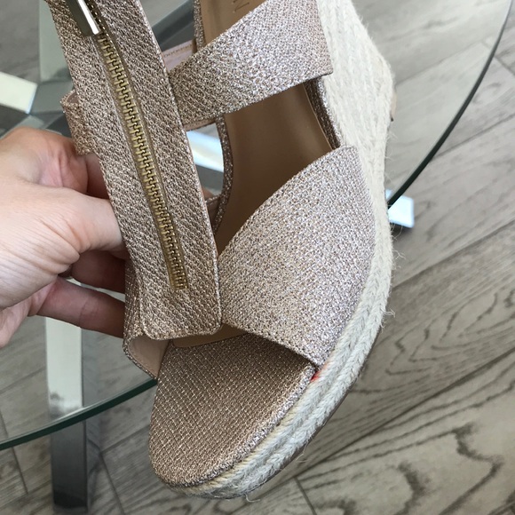 Gold Leyah Expression Wedge Sandals Size 9 - Picture 3 of 3